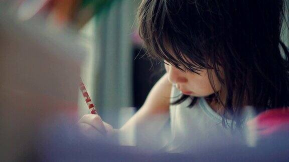 一个小女孩正在做家庭作业