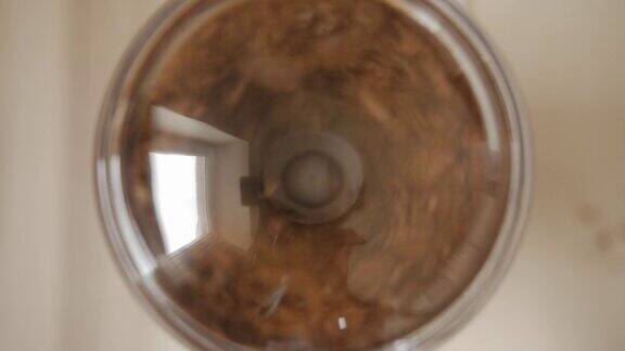 电动咖啡研磨机高角度视图
