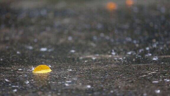 雨滴落在地板上