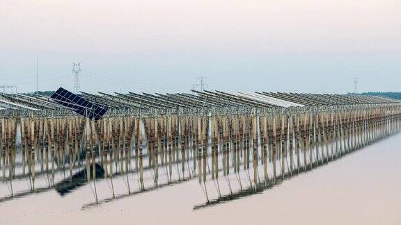 湖面的太陽能發電場延時攝影
