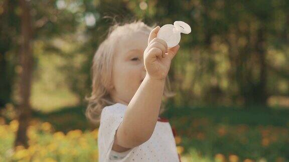 微笑的小女孩吹肥皂泡快乐的童年概念