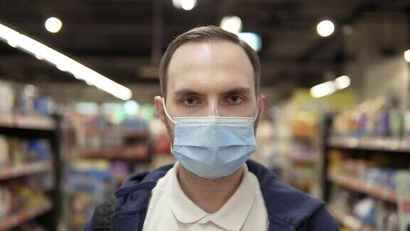 一个年轻人在超市里戴着医用防护面具的肖像