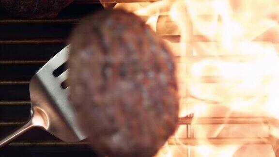 烤肉烤架上的牛肉馅饼上的火焰超级慢动作