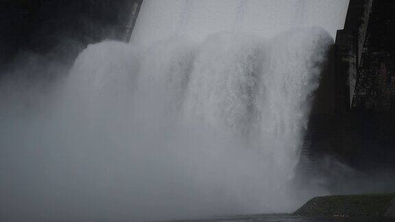 水从KhunDanPrakarnChon大坝的水闸溅起