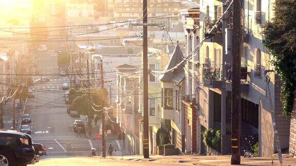 晨光中的旧金山维多利亚式建筑