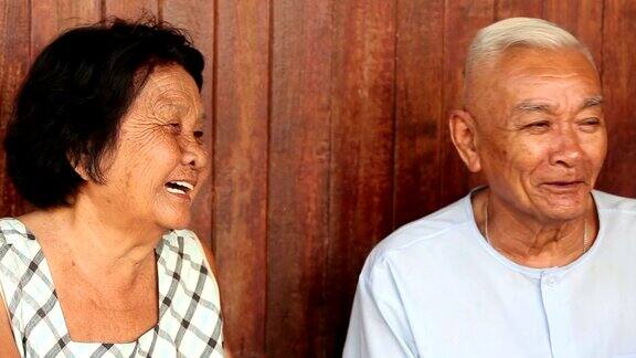 快乐的亚洲老年夫妇在家里聊天
