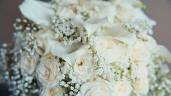 美丽的白玫瑰花束