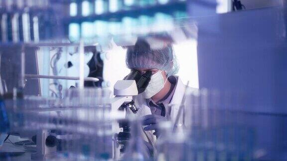年轻的实验室工作人员穿着防护服研究冠状病毒