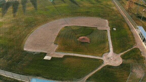 无人机拍摄的一个空棒球场钻石日落日出