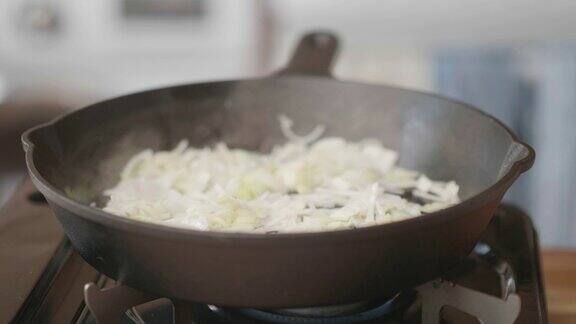 用铸铁平底锅煎韭菜