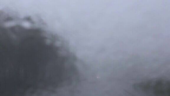 下大雨时从汽车前窗看到的景色