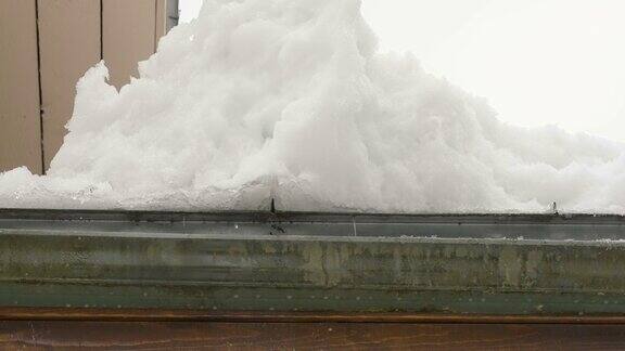 屋顶上厚厚的白雪