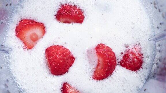 4k多莉拍摄的草莓牛奶和奇亚种子在搅拌机