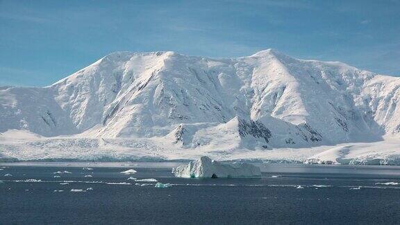 南极洲的自然以山脉为背景的冰山气候变化和全球变暖冰川融化产生的冰山被联合国教科文组织列为世界遗产的北极自然冰景观