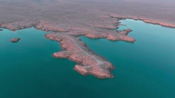 沙漠中央的蓝色湖泊无人机在空中