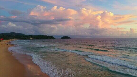 鸟瞰普吉岛卡隆海滩上美丽的日落