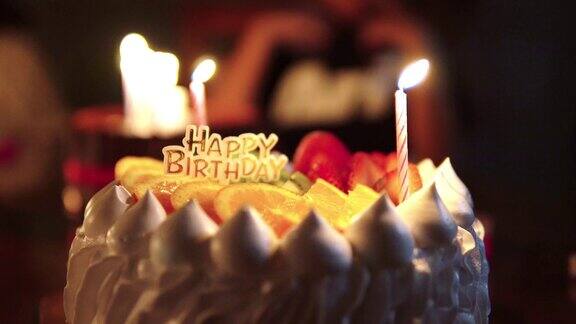 带蜡烛的生日蛋糕