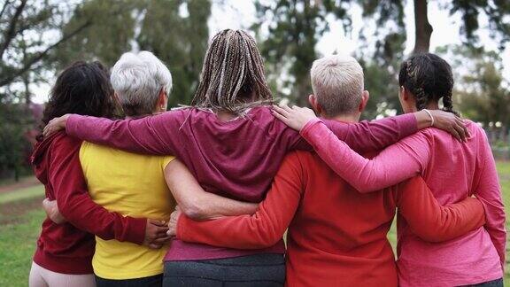 多种族妇女互相拥抱-多代人一起在户外公园的背影