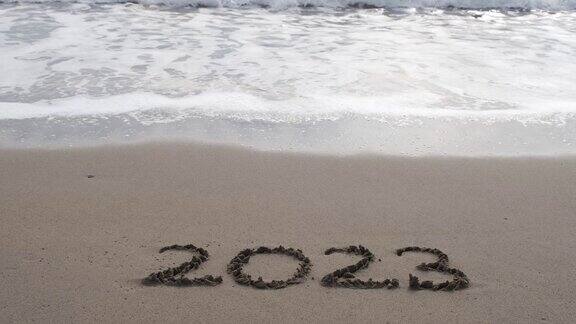 2023字母在海滩上