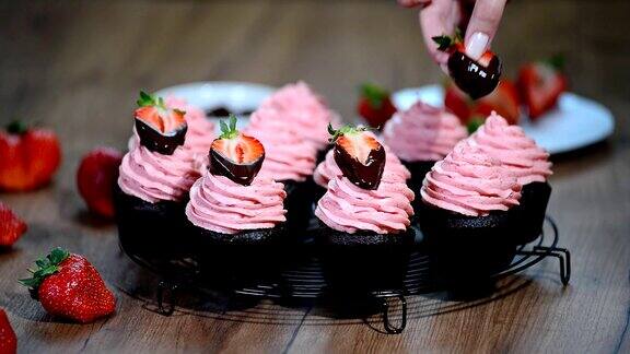 草莓奶油巧克力小蛋糕