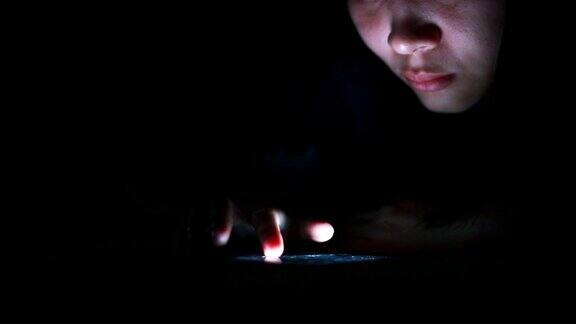 在黑暗中使用智能手机