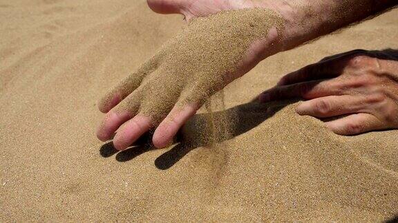 男人手中的沙子缓慢的运动