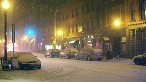 救护车在下雪的街道上行驶