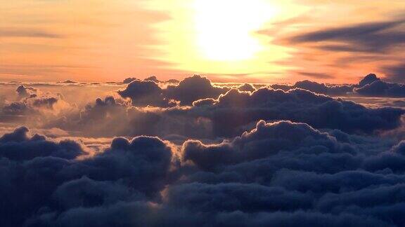 日出的时间在云上流逝神奇的间隔拍摄的日出