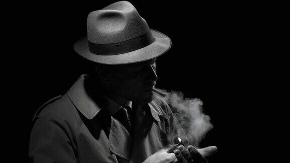 黑色侦探在黑暗中抽着烟