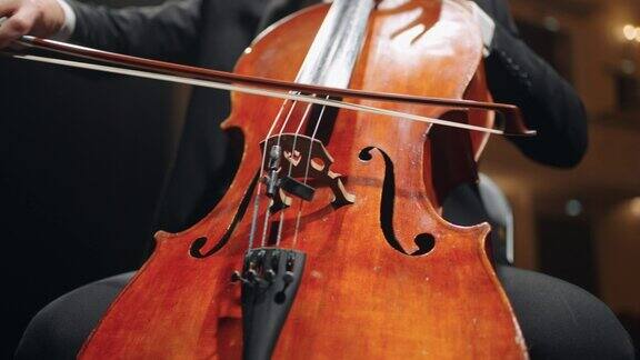 大提琴家在老歌剧院、爱乐音乐厅交响乐团音乐会现场演奏大提琴