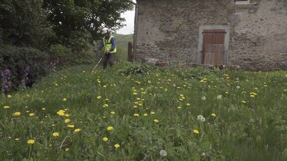 法国乡村的农活围绕着乡村的房子