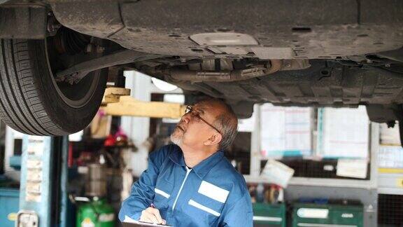 小型企业汽车服务业主检查汽车在车库