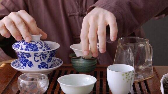 茶人用蒸汽将热水倒入碗中在仪式上冲泡饮料中国传统的茶道有盖碗、茶壶、茶筛、白壶、木船