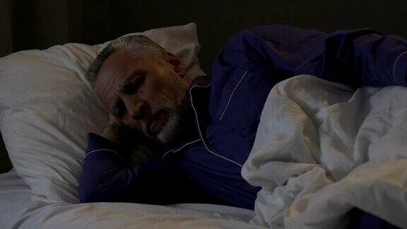 老人晚上躺在床上无法入睡失眠思绪不安