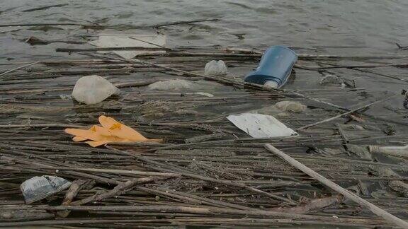 海岸带的塑料和其他垃圾口罩来自欧洲各地的塑料和其他垃圾被多瑙河冲入黑海(4K-60fps)多瑙河生物圈保护区