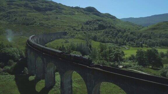 一个阳光明媚的日子霍格沃茨特快蒸汽列车(哈利波特)在苏格兰高地芬南高架桥上行驶