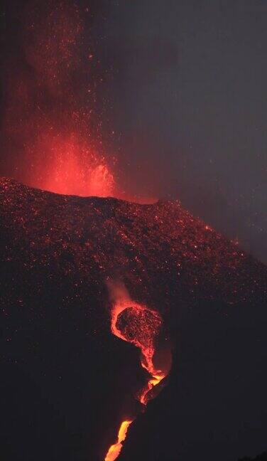 拉帕尔马火山在黄昏时分喷发熔岩流流不息神奇的声音!