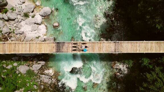 斯洛文尼亚索卡河上人们躺在桥上的鸟瞰图