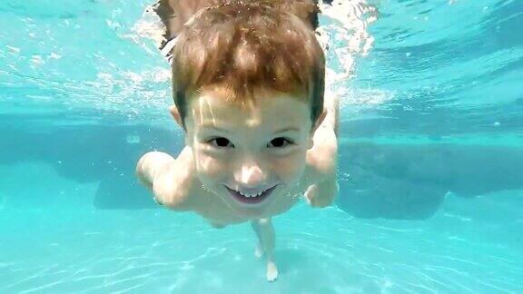 小男孩在游泳池里游泳