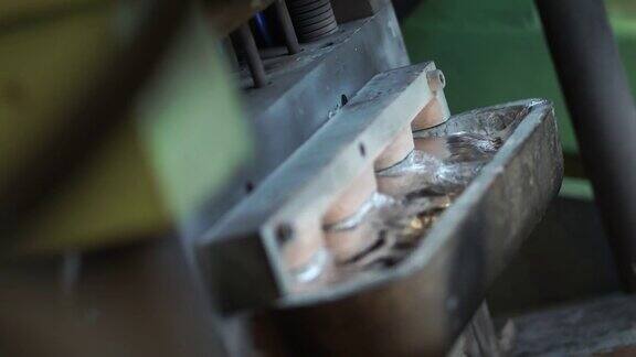 铝熔炼时在铸造厂工人努力工作将熔化的金属从钢包浇注到模具