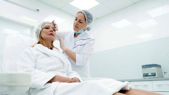 美容师在诊所为妇女做美容准备