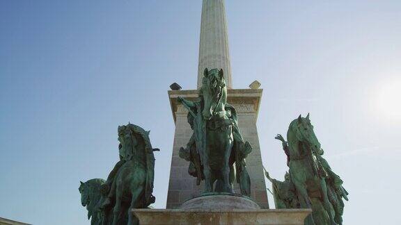 英雄广场纪念碑上的骑马雕像