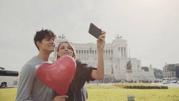 一对情侣在罗马拍自拍视频