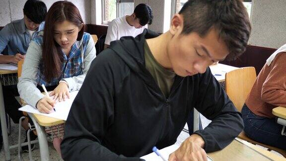 亚洲学生在考试