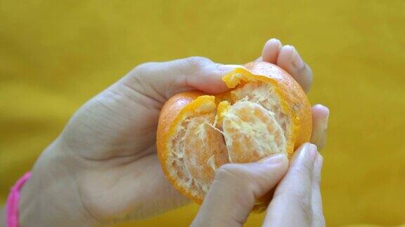 剥橘子