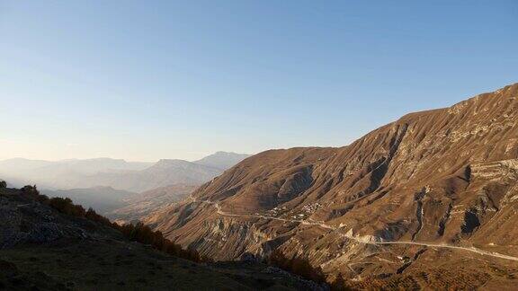 空旷的道路沿着古老高山的棕色斜坡延伸