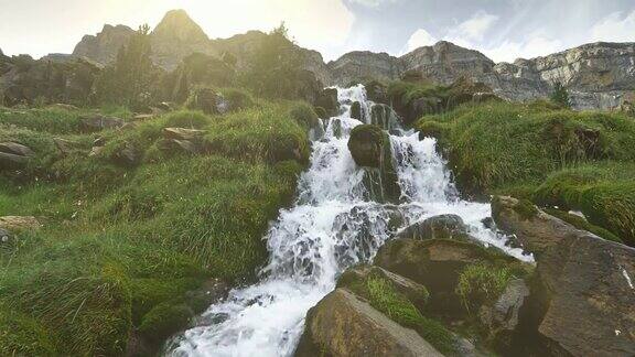 美丽的瀑布在奥尔德萨和蒙特珀尔迪多国家公园Huesca、阿拉贡、西班牙