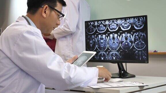 医生在电脑上检查影像x射线核磁共振