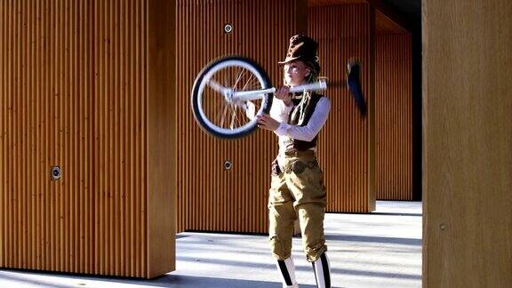 少女小丑骑着独轮车和耍杂耍的自行车