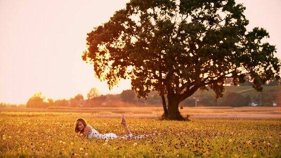 日落时分躺在草地上的女人